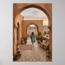 Mujer del desierto boho caminando hacia arcos de p