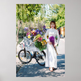 Póster Mujer elegante con bicicleta y flores en la natura