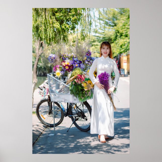 Póster Mujer elegante con bicicleta y flores en la natura (Frente)