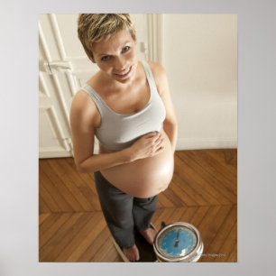 Póster Mujer embarazada feliz que se coloca en escala