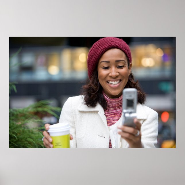 Póster Mujer empresaria sonriente con teléfono celular (Frente)