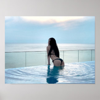 Póster Mujer en bikini negro en piscina de borde infinito