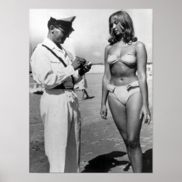 Póster Mujer en bikini recibiendo un boleto