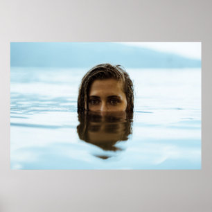 Póster Mujer en cuerpo de agua en la mañana