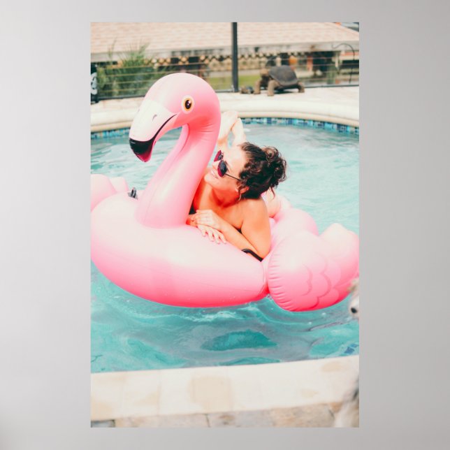 Póster Mujer en flamingo inflable rosa en piscina exterio (Frente)