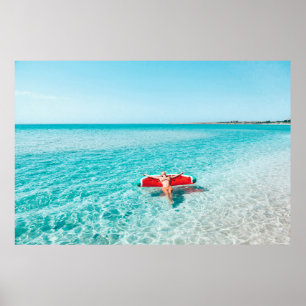 Póster Mujer en lilo en el agua del mar. Chica relajándos