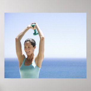 Póster mujer excercising con los pesos en su tejado