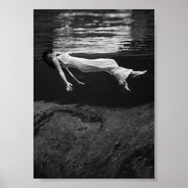 Póster Mujer flotando bajo el agua de la cosecha negra y  (Frente)