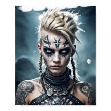 Mujer guerrera vikinga con tatuaje de runa y signo
