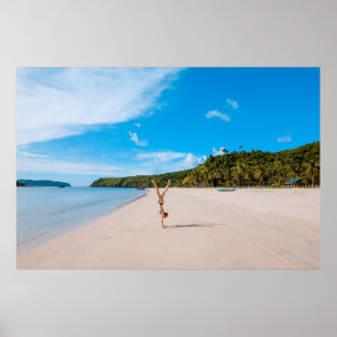 Póster Mujer haciendo acrobacia a orillas del mar cerca d