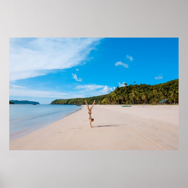 Póster Mujer haciendo acrobacia a orillas del mar cerca d (Frente)