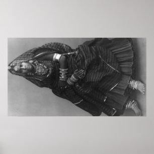 Póster Mujer india con vestimenta judicial y joyería