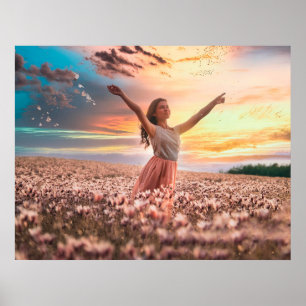 Póster Mujer joven bailando en el paisaje de la puesta de