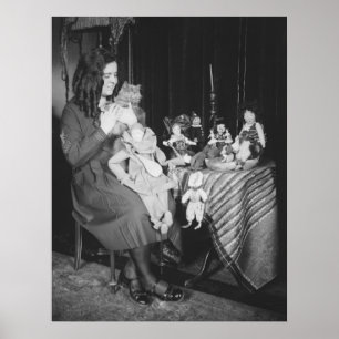 Póster Mujer joven, gato y muñecas, años 20