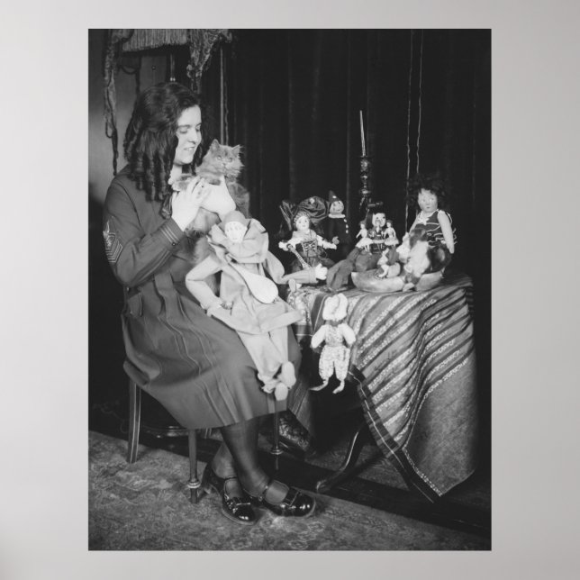 Póster Mujer joven, gato y muñecas, años 20 (Frente)