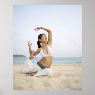 Póster Mujer joven que hace yoga en la playa