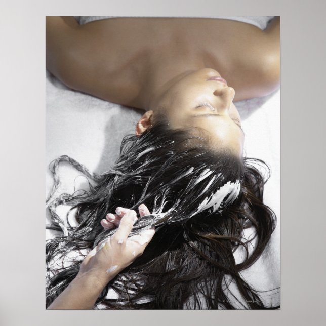 Póster Mujer joven que recibe tratamiento para el cabello (Frente)