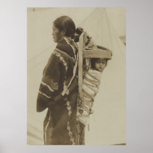 Póster Mujer llevando a su hijo en una tabla de planchar