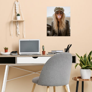 Póster Mujer Motera Chicle Rosa Burbuja Elegante