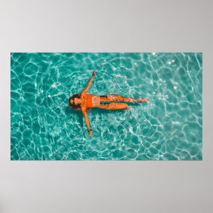 Póster Mujer nadando sola en cuerpo de agua