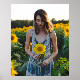 Póster Mujer parada en el campo del girasol