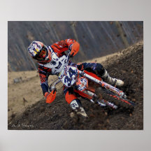 Mujer piloto de motocross en el barro
