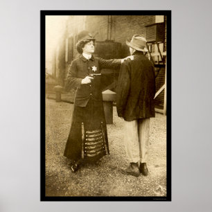 Póster Mujer policía que hace una detención 1909