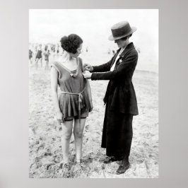 PÓSTER MUJER POLICIAL MEDITA SUCESOS DE LOS AÑOS 1920