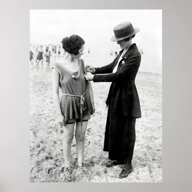 PÓSTER MUJER POLICIAL MEDITA SUCESOS DE LOS AÑOS 1920 (Frente)