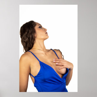 Póster Mujer posando con vestido azul mostrando confianza