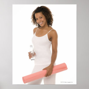 Póster Mujer que sostiene la botella de agua y la estera