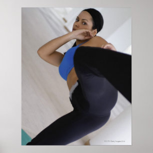 Póster Mujer realizando artes marciales