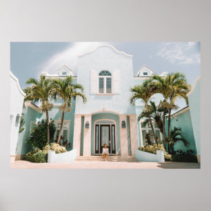 Póster Mujer sentada frente al edificio