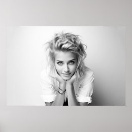 Póster Mujer sonriente con la cabeza en las manos foto de