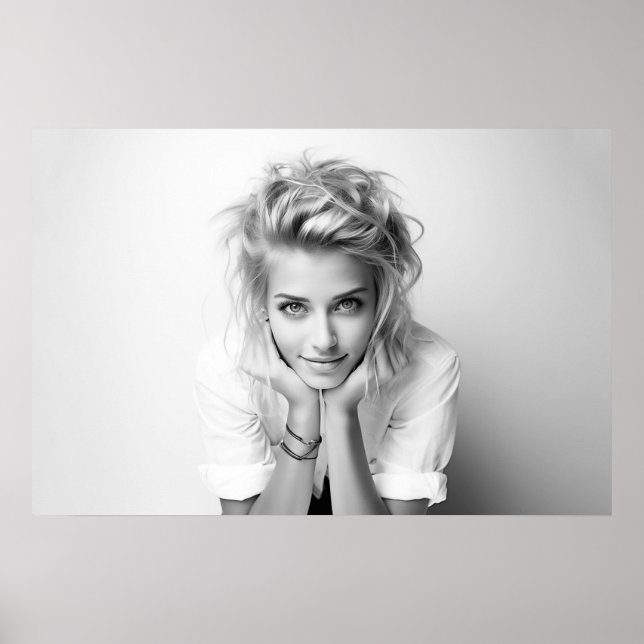 Póster Mujer sonriente con la cabeza en las manos foto de (Frente)