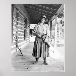 Póster Mujer sosteniendo un rifle en un porche