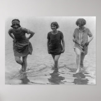 Póster Mujeres caminando en la playa de Arlington Fotogra