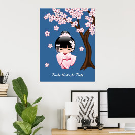 Póster Muñeca Kokeshi Kawaii de Kimono Rosa sobre Azul