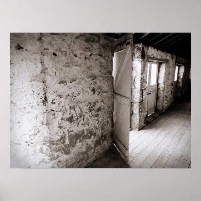 Póster Muro de piedra rústico con puerta de granero abier (Frente)