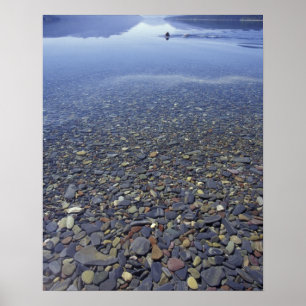 Póster NA, EE. UU., Montana, Glacier NP Rocas en Lago