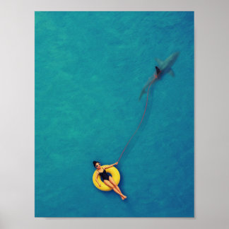 Póster Nadador paseando a un tiburón en el océano