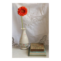 Naranja gerbera y libros antiguos