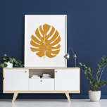 Póster Naturaleza de la hoja de Monstera dibujada en amar<br><div class="desc">Un moderno diseño botánico minimalista de una monstera tropical deliciosa hoja en un moderno color ámbar dorado.</div>