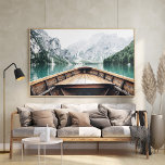 Póster Naturaleza nórdica del barco de montaña del lago<br><div class="desc">Podrá disfrutar de la serena belleza de la naturaleza en el Poster Natural de los barcos de montaña del Lago Nórdico. Con un tranquilo lago rodeado de majestuosas montañas, este poster exhibe un pequeño y solitario bote de madera flotando tranquilamente en el agua, reflejando perfectamente la estética nórdica minimalista. Los...</div>