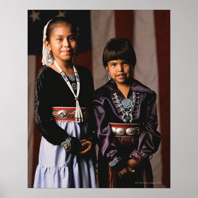 Póster Navajo Girls in Front of Flag (Frente)