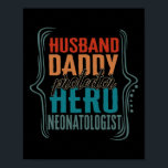 Póster Neonatólogo del protector de papá del marido<br><div class="desc">Papi Esposo Protector Héroe Neonatólogo Hombres Día de Regalo Hombres. Regalo perfecto para tu padre, mamá, papá, hombres, mujeres, amigos y familiares en el Día de Acción de Gracias, Día del Navidad, Día de la Madre, Día del Padre, 4 de julio de 1776 Día independiente, Día de los Veteranos, Día...</div>