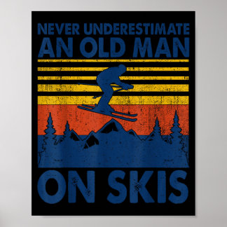 Póster Never Underestimate An Old Man On Skis Funny Winte