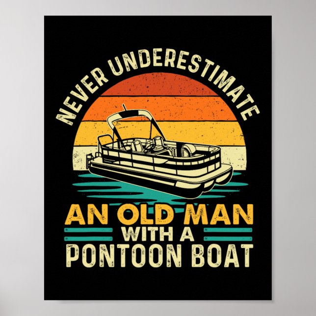 Póster Never Underestimate An Old Man With Pontoon Boat - (Frente)