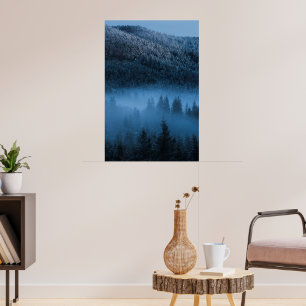 Póster Niebla mágica sobre un bosque de abetos nevado