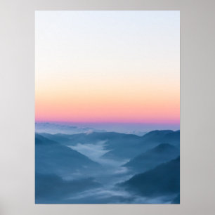 Póster Niebla matutina y cielo mágico antes del amanecer